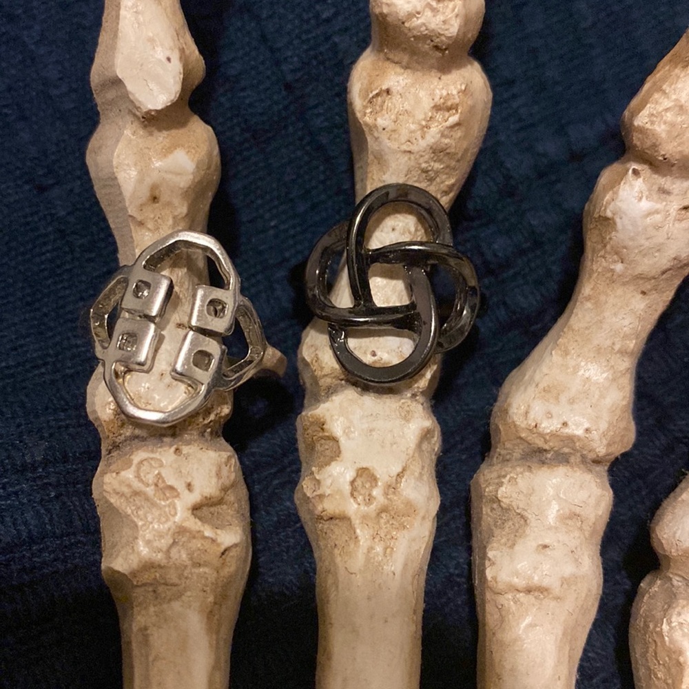 Silver and oxidized silver coloured rings